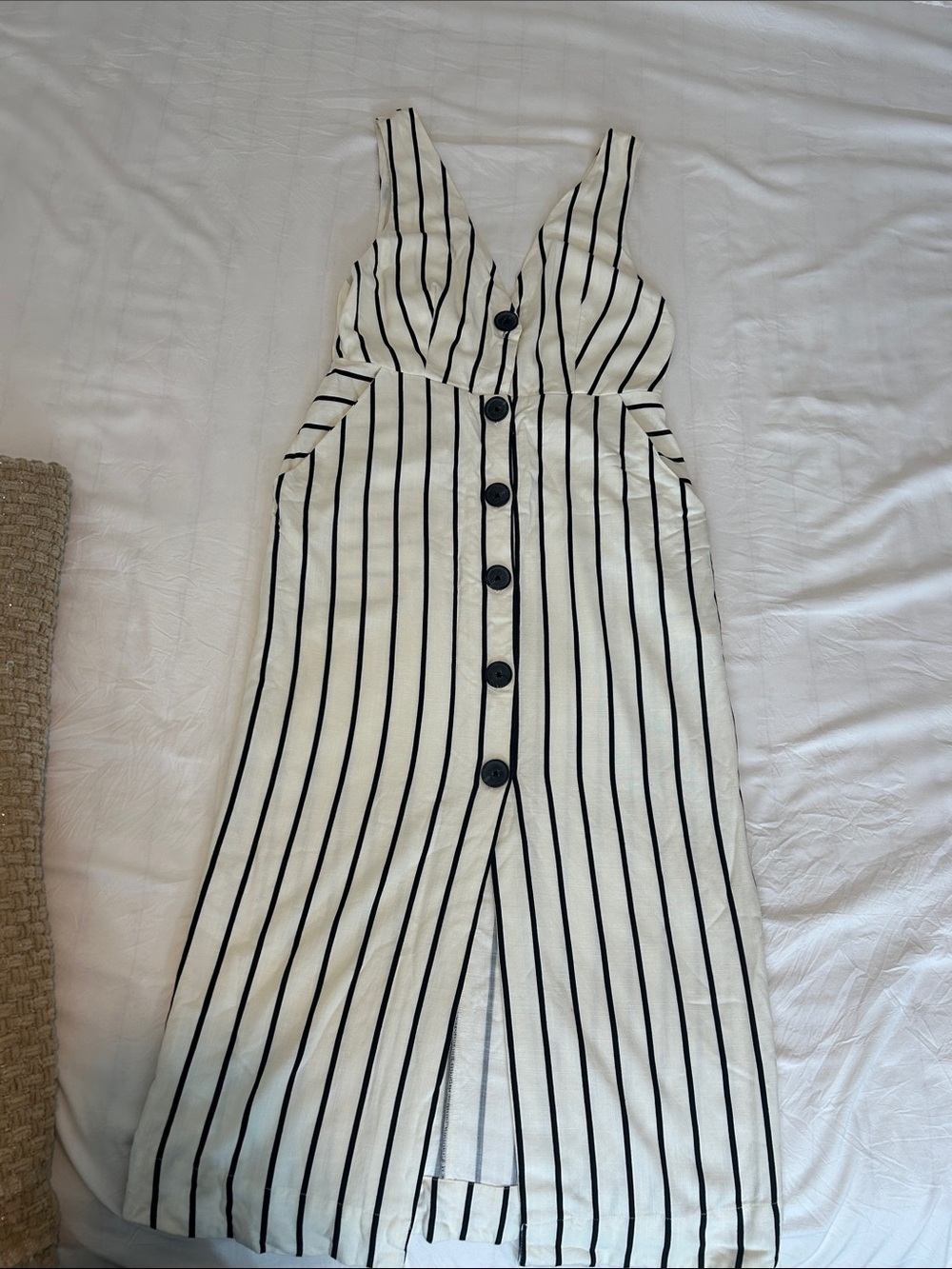 TOP SHOP DRESS NEW NEVER WORN
Striped Button-Front Midi Dress in White and Blac
